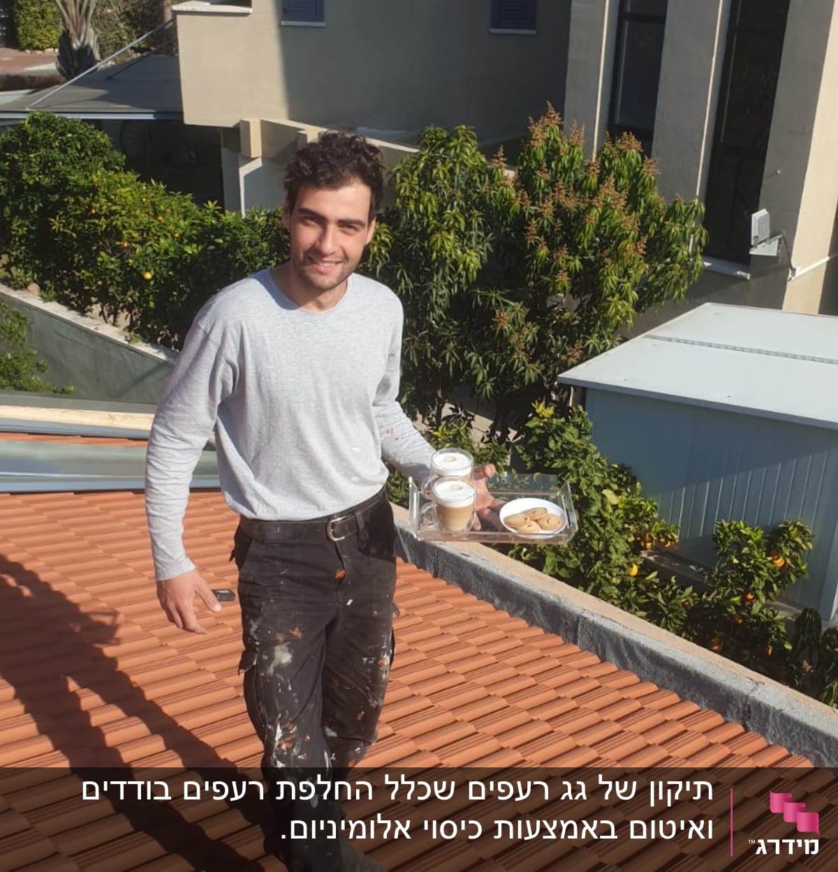 אדם עומד על גג רעפים אדום עם כוסות קפה ועוגיות.
